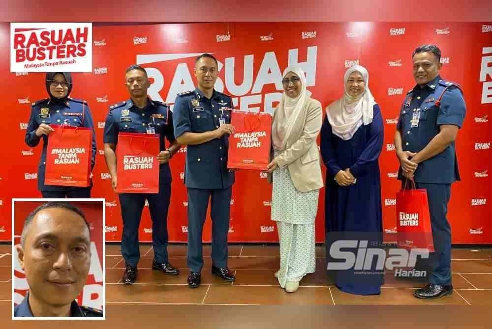 Syed Azman (tiga dari kiri) menerima cenderahati daripada Nurhayati (tiga dari kanan) selepas mengadakan kunjungan hormat pertama kali di Kompleks Kumpulan Karangkraf pada Rabu. FOTO SINAR HARIAN.