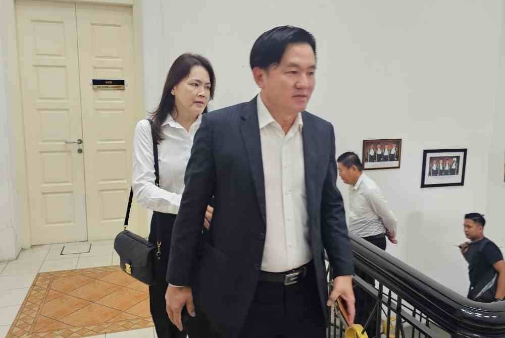 Paul Yong bersama isteri tiba di Mahkamah Tinggi Ipoh pada Rabu bagi mendengar bukti baharu berkaitan kesnya.