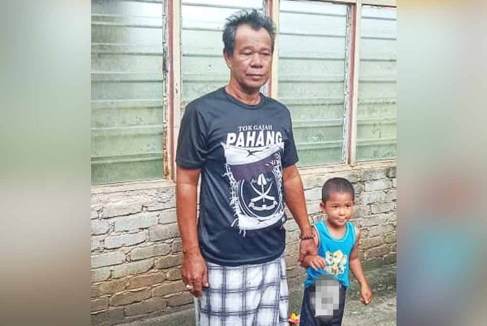 Mat Noh bersama anaknya, Mohd Adam. Foto ihsan orang awam