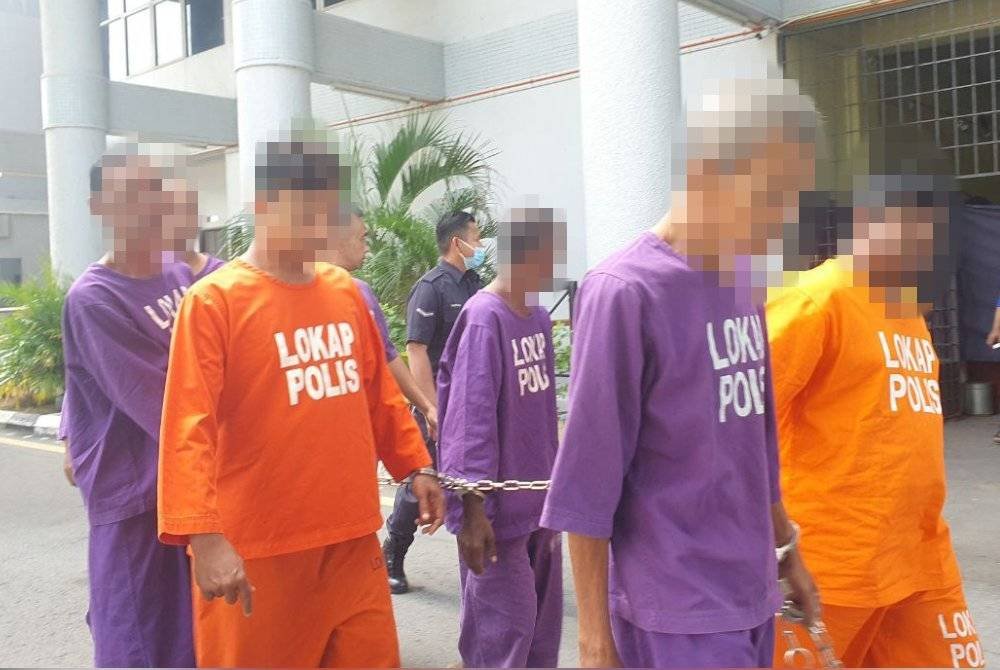 Suspek (dua dari kiri) ketika dibawa ke Mahkamah Butterworth bagi mendapatkan perintah reman pada Rabu.