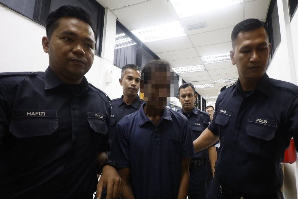 Tertuduh dibawa keluar selepas selesai prosiding pertuduhan di Mahkamah Sesyen Teluk Intan pada Rabu.