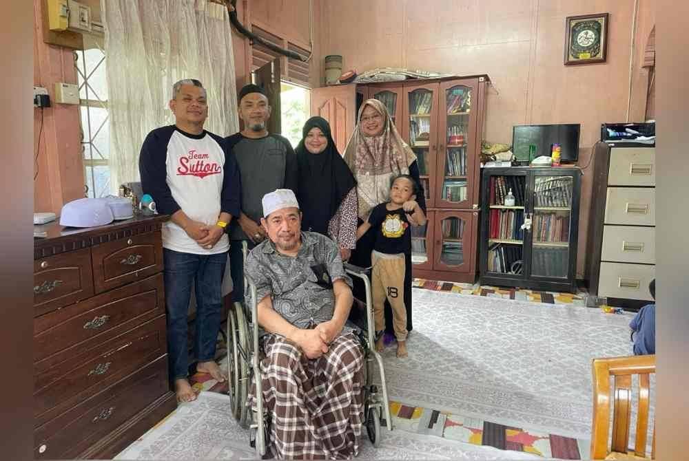 Wan Haninah (kanan) dan Khairul Ashraff (kiri) akhirnya bertemu Sabtu lalu di Kampung Sireh.