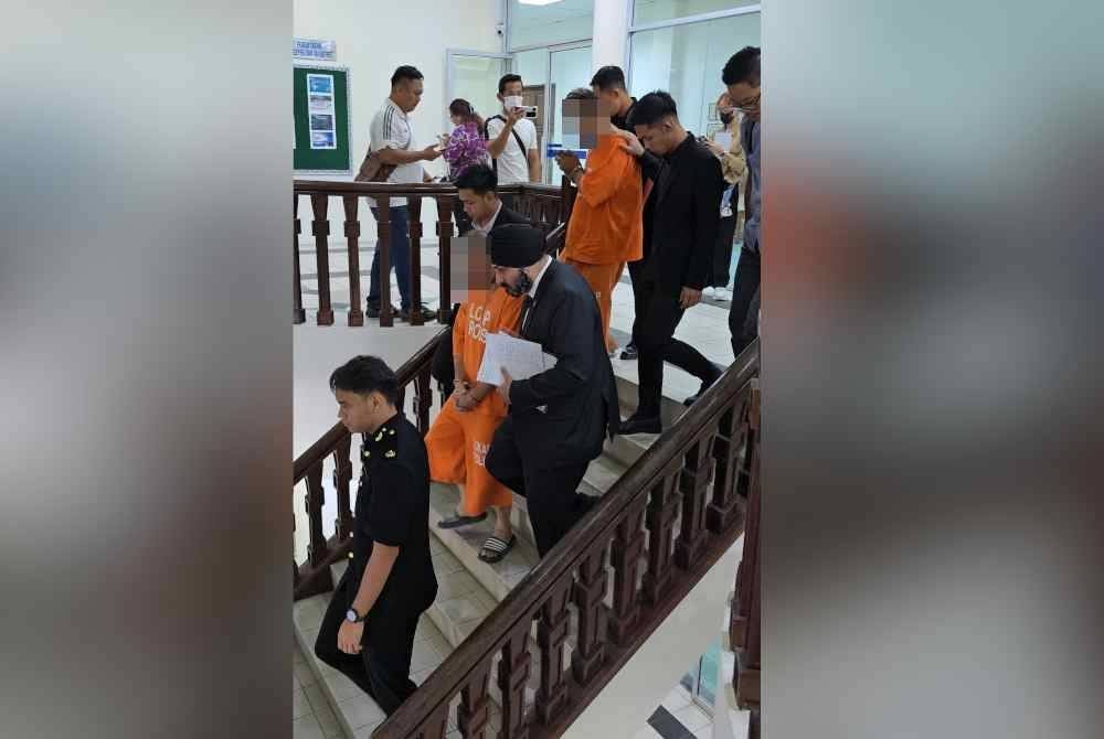 Lapan individu ditahan SPRM di beberapa buah daerah di Sarawak kerana disyaki terlibat memberi rasuah bagi memonopoli kesemua projek yang ditawarkan oleh dua buah jabatan kerajaan.