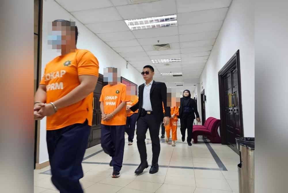 Lapan individu ditahan SPRM di beberapa buah daerah di Sarawak kerana disyaki terlibat memberi rasuah bagi memonopoli kesemua projek yang ditawarkan oleh dua buah jabatan kerajaan.