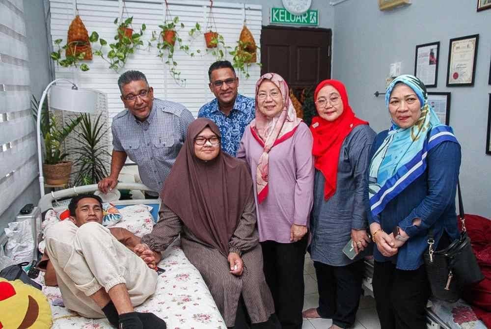 Megat Zulkarnain berserta kepimpinan UMNO Selangor ketika menziarahi pasangan itu. Foto FB Zahid Hamidi