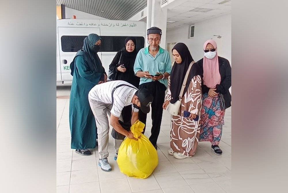 Nur Izzaty (dua kanan) ketika berada di Hospital Rembau susulan nahas libat allahyarham suaminya.