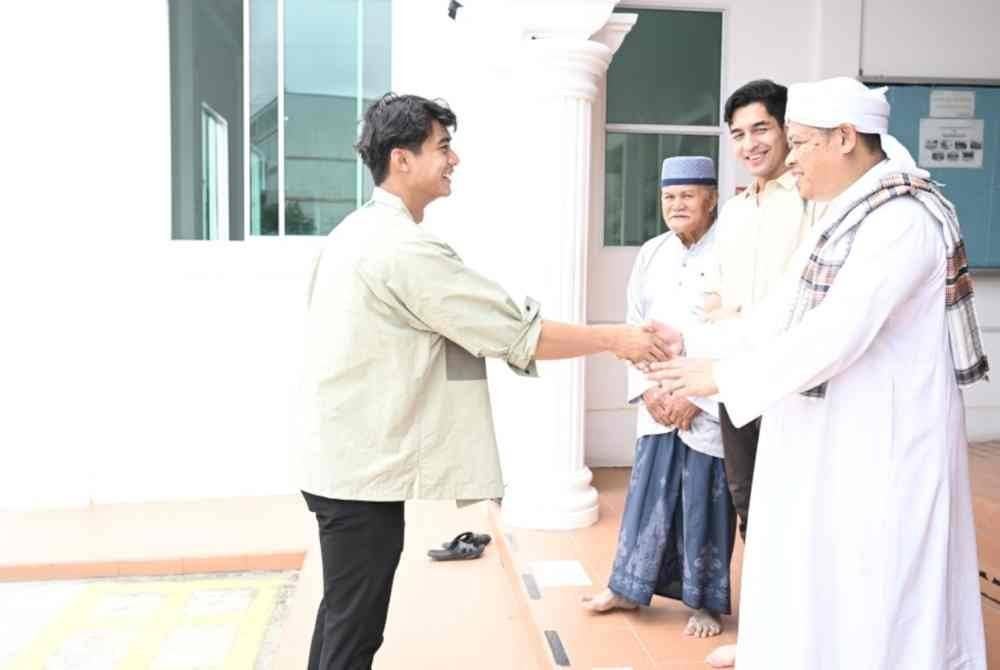 Krew penerbitan rancangan JH bersalaman dengan pengurusan kuil masjid ketika kunjungan mereka baru-baru ini.