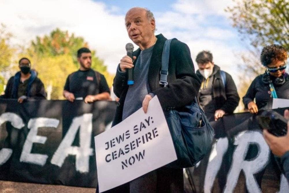 Shawn menjadi pengkritik lantang terhadap dasar Israel dan menulis mengenai topik ini.