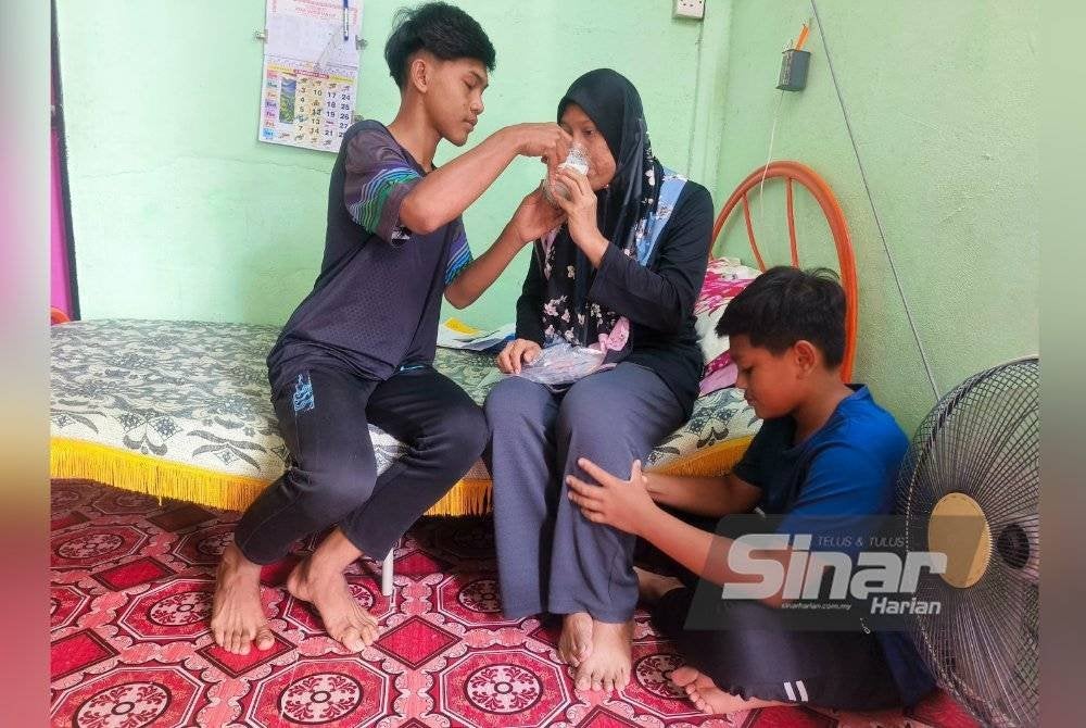 Muhammad Badrul Amin (kiri) ) dan Muhammad Badrul Muhayat (kanan) membantu menguruskan rumah selepas ibu mereka disahkan hidap kanser payudara pada tahun lalu.