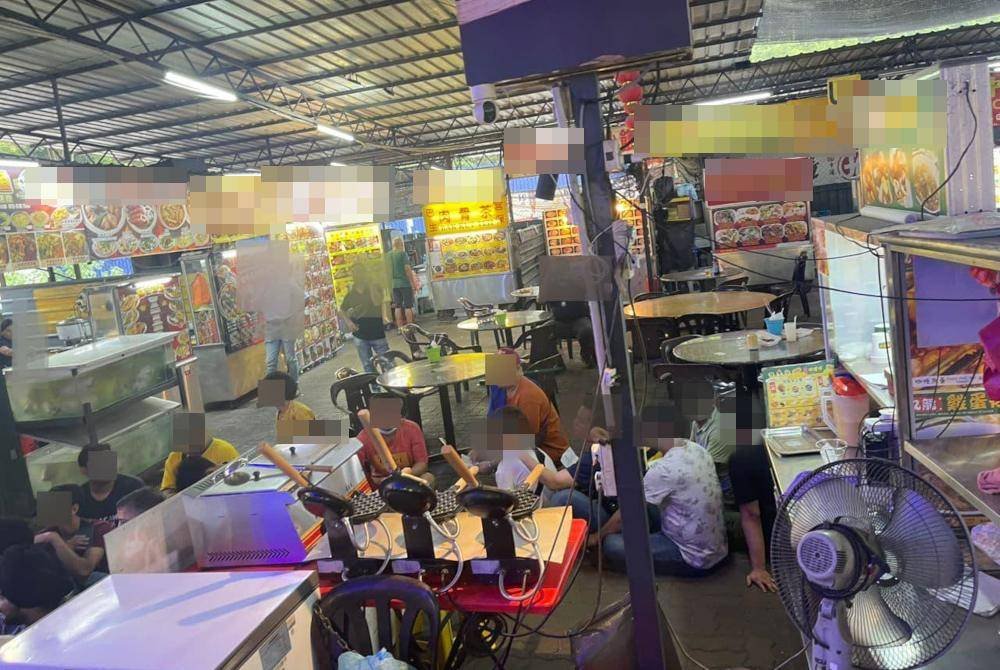 Kumpulan pekerja warga asing ditahan JIM dalam satu serbuan di sebuah medan selera di Pusat Bandar Puchong, Selangor pada Selasa. Foto JIM