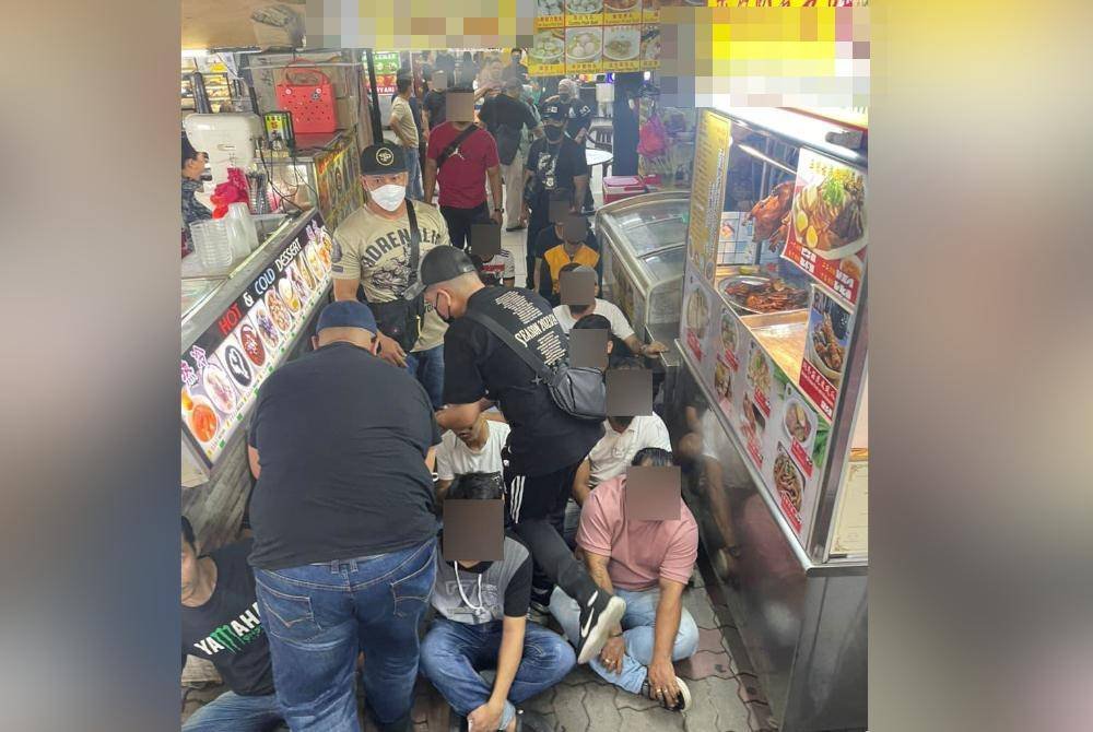 Kumpulan pekerja warga asing ditahan JIM dalam satu serbuan di sebuah medan selera di Pusat Bandar Puchong, Selangor pada Selasa. Foto JIM