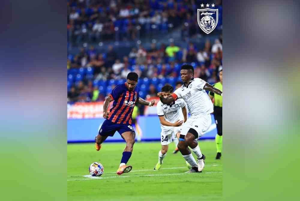 Penyerang JDT, Jorge Obregon cuba merembat ke pintu gol PDRM FC pada perlawanan berkenaan. - Foto Johor Southern Tigers