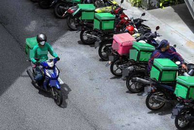 Awang nak cadangkan pada bos JSPT supaya hantar anak buahnya di persimpangan atau mana-mana lampu isyarat terutama di KL dan bandar-bandar besar. - Foto hiasan