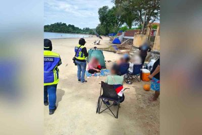 Penguatkuasaan dilakukan pegawai MPPD berhubung larangan memasang khemah di pantai Port Dickson.