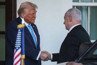Netanyahu (kanan) disambut oleh Trump sebaik tiba di White House, Washington. Foto Reuters