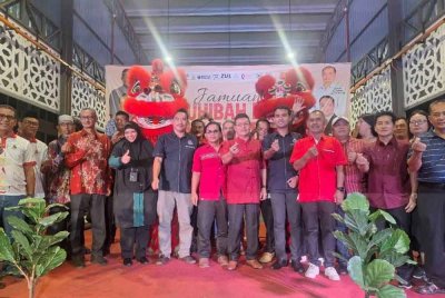 Zulkafperi (enam dari kanan) bergambar pada Jamuan Muhibbah Sambutan Tahun Baharu Cina Parlimen Tanjong Karang di Pusat Penjaja Tanjong Karang pada Selasa malam.