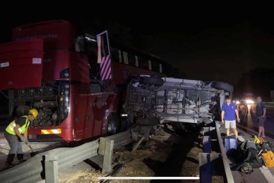 Seorang mekanik maut manakala empat lagi cedera dalam kemalangan membabitkan lima kenderaan di kilometer 232.1 Utara- Selatan (PLUS) arah utara berhampiran kawasan Rehat dan Rawat Pedas tengah malam Rabu.
(Foto ihsan pembaca)