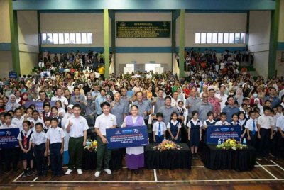 Bank Rakyat menyalurkan sumbangan berjumlah RM144,000 dan 460 set komputer terpakai kepada 1,440 pelajar daripada keluarga B40 di daerah Kota Belud dan Penampang, Sabah.
