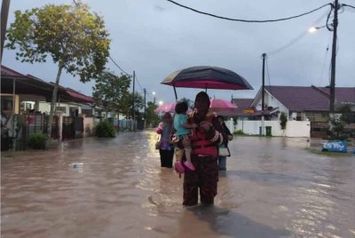 Operasi pemindahan penduduk terjejas banjir di Taman Desaru Utama dilakukan pada awal pagi Rabu. - Foto JBPM