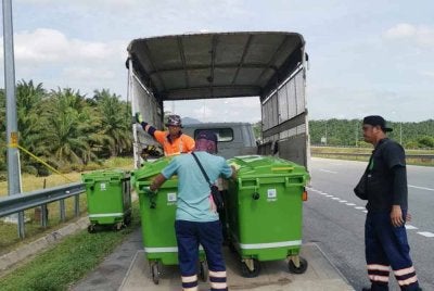 Tong-tong sampah kini ditempatkan di laluan Lingkaran Tengah Utama (LTU) Pintasan Bentong berhampiran bulatan Mempaga, Bentong untuk kemudahan pengguna jalan raya. Foto SWCorp Pahang