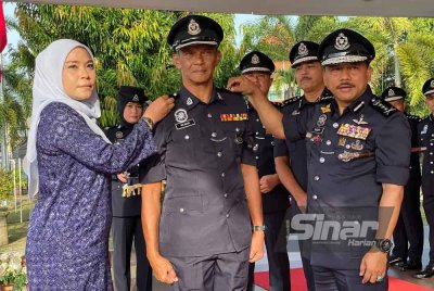 Mohd Yusoff (kanan) pada majlis pemakaian pangkat semasa Perhimpunan Bulanan Peringkat Ibu Pejabat Polis Kontinjen (IPK) Kelantan di Kota Bharu pada Rabu.