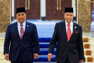 Sultan Sallehuddin berkenan berangkat mempengerusikan Mesyuarat Majlis Raja-Raja (MRR) ke-268 di Istana Negara pada Rabu. Keberangkatan tiba baginda turut diiringi Menteri Besar Kedah Datuk Seri Muhammad Sanusi Md Nor (kiri). Foto Bernama