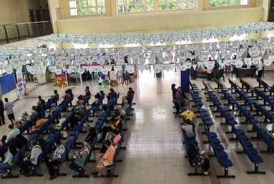 Suasana di Klinik Kesihatan Seremban 2 yang tidak terlalu sesak ketika tinjauan Sinar Harian pada Rabu.