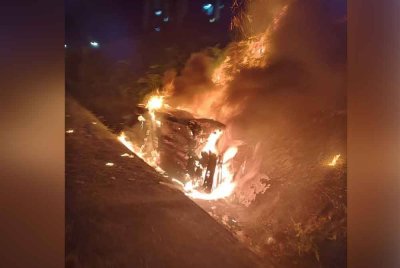 Keadaan kereta yang terlibat dalam kemalangan di Kilometer 7.6 Lebuhraya Lekas, pada Selasa.