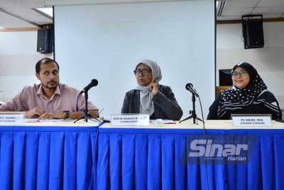Aduan yang disampaikan Suaram didengari Suhakam iaitu Mariati (tengah) dan Abdul Rahman (kiri). Foto: ASRIL ASWANDI SHUKOR