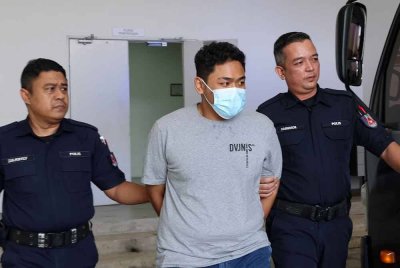 Muhammad Naqiuddin (tengah) dihadapkan di Mahkamah Majistret pada Rabu atas pertuduhan mengedar kanabis seberat 2,260 gram di Padang Besar. Foto Bernama