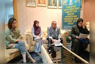 Aznan (dua dari kanan) ketika sidang akhbar selepas majlis Taklimat, Cabutan Undi Petak Bazar Ramadan 'Bahagia dan Lestari' 2025 di Dewan Banquet pada Rabu.