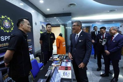 Wan Ahmad Dahlan (tengah) melawat ruang pameran pada Majlis Amanat KPPA 2025 dan Perhimpunan Bulanan Jabatan Perkhidmatan Awam (JPA) di Kompleks C pada Rabu. Foto Bernama