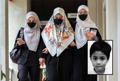 Ibu Zayn Rayyan, Ismanira Abdul Manaf (tengah) hadir di Mahkamah Sesyen pada Rabu untuk perbicaraan kes pengabaian yang dihadapi ibu bapa kanak-kanak autistik itu. Foto Bernama, gambar kecil: Zayn Rayyan