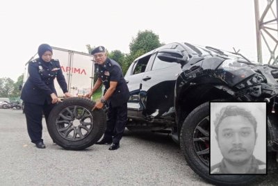 Shaik Abd Kadar (kanan) menunjukkan tayar yang 'terbang' akibat nahas tersebut. (Gambar kecil: Muhammad Taqiyyuddin Zulkifli)