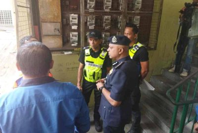 Anbalagan hadir dalam Op Pemotong Bekalan Elektrik di Taman Kinrara pada Rabu.