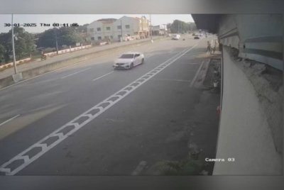 Tangkap layar yang memaparkan kenderaan suspek melarikan diri selepas melanggar penunggang motosikal di Lebuhraya BORR pada Khamis lalu.