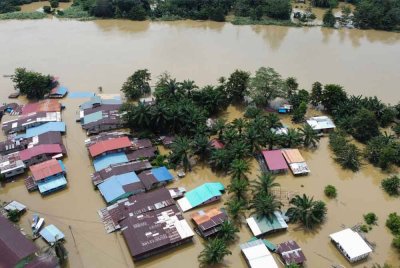 Jumlah mangsa terus menurun kepada 5,281 orang berbanding 5,747 orang pagi tadi, dengan 29 PPS di enam bahagian beroperasi. Foto Bernama