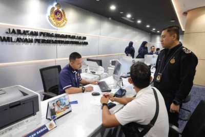 Aedy Fadly (kanan) ketika membuat tinjauan di Kaunter JPJ Presint 2 pada Rabu. Foto Bernama