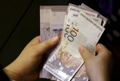 Pada 6 petang Rabu, ringgit menokok kepada 4.4200/4260 berbanding dolar AS daripada 4.4400/4495 ketika ditutup pada Selasa. Gambar hiasan