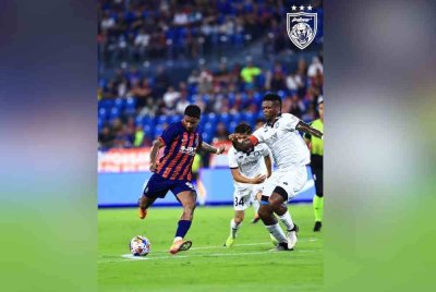Penyerang JDT, Jorge Obregon cuba merembat ke pintu gol PDRM FC pada perlawanan berkenaan. - Foto Johor Southern Tigers