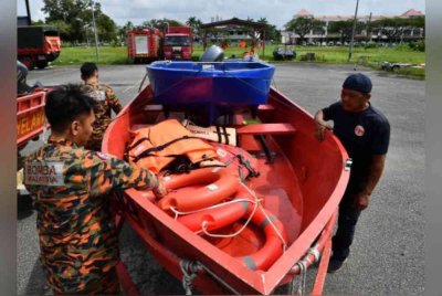 Anggota JBPM Bintulu membuat persiapan untuk membantu operasi banjir yang masih berterusan di daerah Dalat Mukah. Foto Bernama