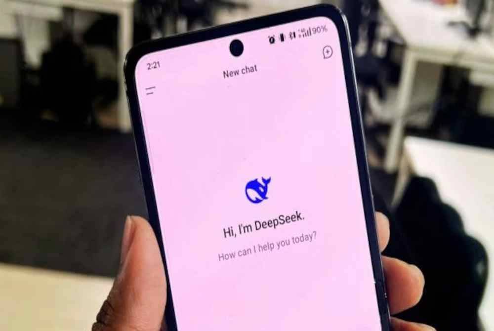 DeepSeek terus menguasai carta muat turun di Play Store dan App Store sejak beberapa minggu lalu.