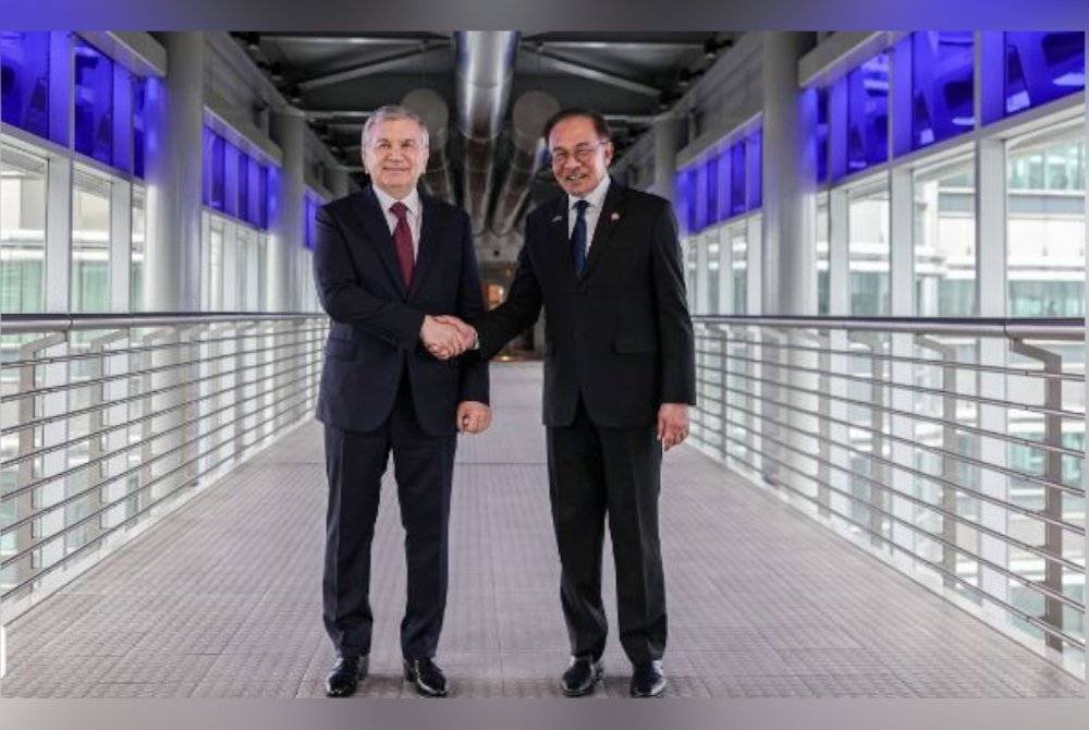 Anwar (kanan) bersama Uzbekistan Shavkat Mirziyoyev melakukan lawatan di Jambatan Menara Berkembar Petronas, hari ini bersempena lawatan negara Presiden Uzbekistan ke Malaysia. Foto Bernama