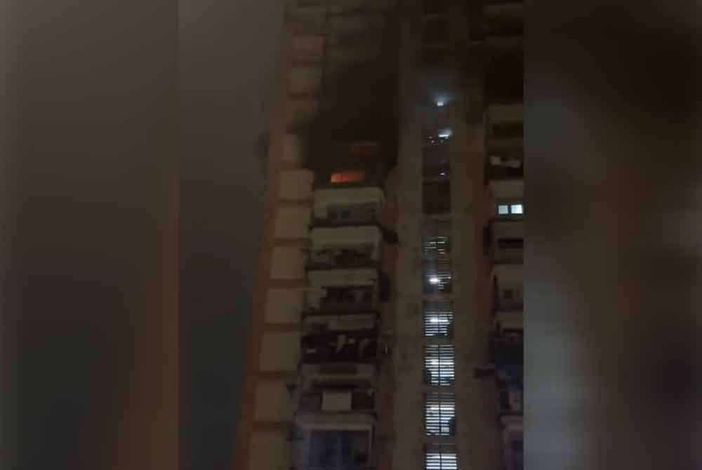 Keadaan kebakaran di sebuah rumah di Perumahan Awam Sri Terengganu, di Kuala Lumpur, pada Khamis.