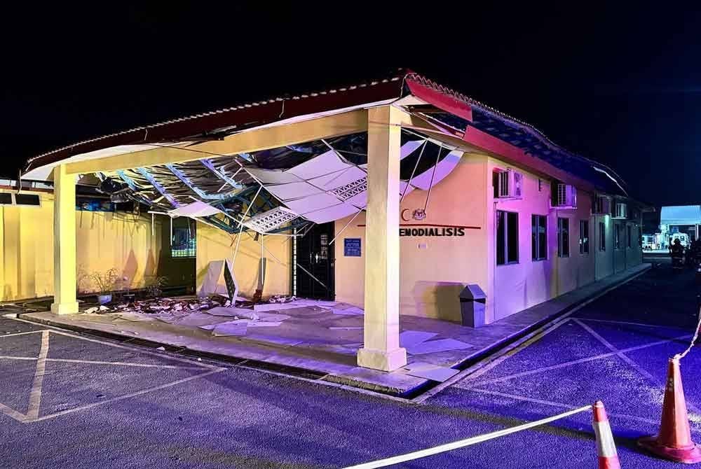 Keadaan bumbung Pusat Dialisis, Hospital Lati, Pasir Mas yang runtuh pada Rabu.