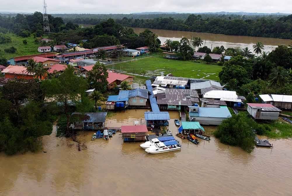Keadaan Kampung Abai di Sungai Kinabatangan yang terjejas akibat limpahan air sungai ketika tinjauan pada Rabu. Foto Bernama