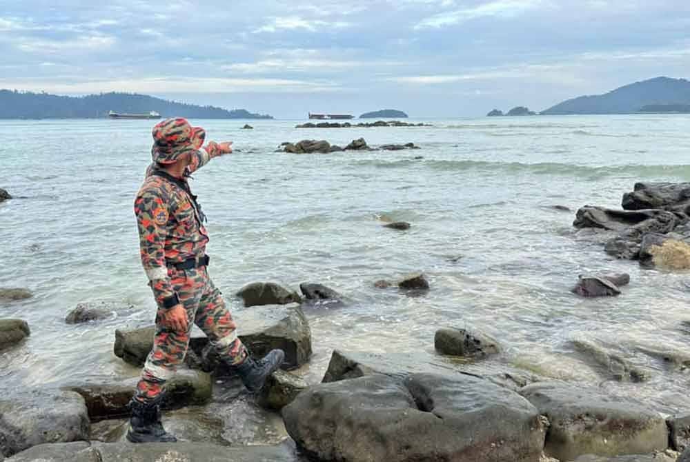 Anggota bomba menunjukkan lokasi seorang lelaki dilaporkan hilang ketika mencari siput di Pantai Kebagu, di Kota Kinabalu pada malam Rabu.