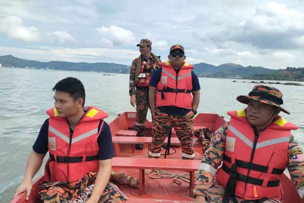 Operasi SAR dijalankan pasukan bomba bagi mencari mangsa hilang ketika mencari siput di Pantai Kebagu, Kota Kinabalu.