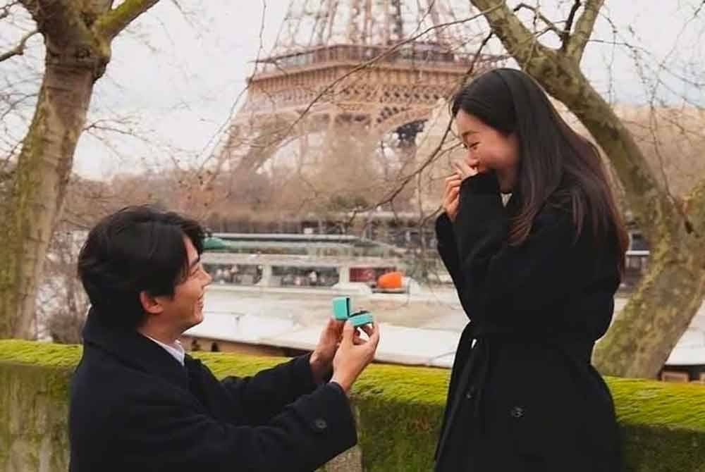 Tular beberapa keping gambar Taecyeon seolah-olah sedang melamar kekasih di Paris.