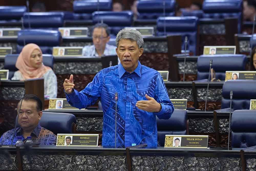 Mohamad pada sesi waktu pertanyaan menteri ketika Mesyuarat Pertama Penggal Keempat Parlimen ke-15 di Dewan Rakyat pada Khamis. Foto Bernama